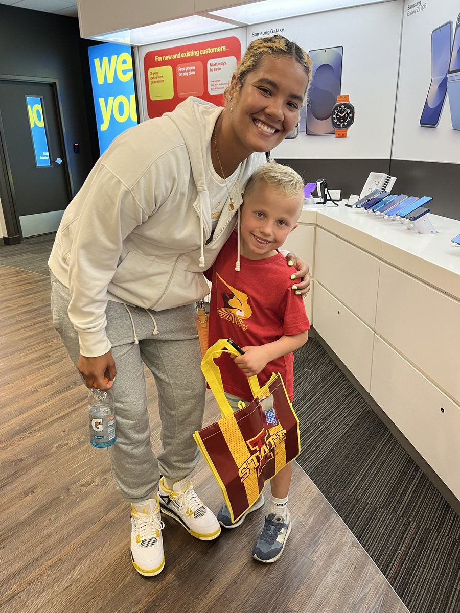 DrakeFanTarren's tweet image. So nice to meet you today @AudiCrooks! Can’t wait to cheer you on this season. You too @sydneyharris04 🏀 🌪️ ❤️💛@CycloneWBB @Verizon