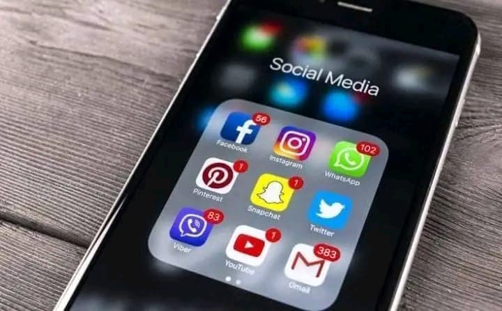 *وكم من حسابات الآن في مواقع التواصل.. أصحابها رحلوا عن الدنيا، وتركوا ما نشروا.. إما ذنوب سارية أو حسنات جارية.. فانتبه رعاك الله لما تنشر🌿.*