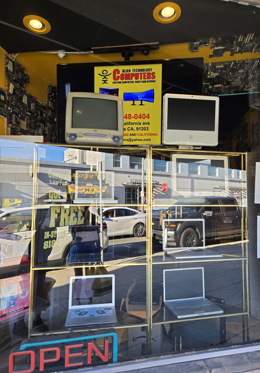 sayusyn's tweet image. Yo I saw this shop called "Alien Technology Computers" and saw my childhood elementary school PC here like...WOW THANKS I DO FEEL LIKE THIS WAS A DIFFERENT TIMELINE 😭😭😭
Still felt nice to see him again!! I learned to type on you!