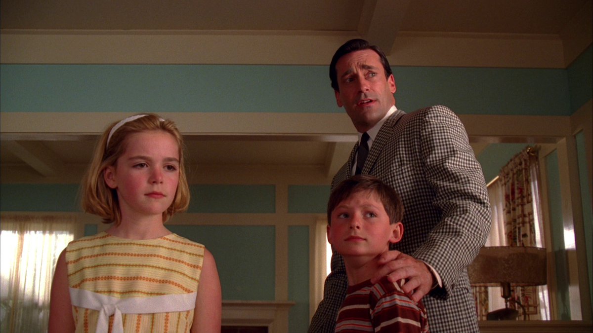notcharo__'s tweet image. Pocos actores logran transmitir con tanta fuerza la carga del pasado, la memoria y la nostalgia como Jon Hamm en esta escena, me partió al diome realmente. Masterclass escénica, yo lo amo.
S04E13 — Tomorrowland (Mad Men).
