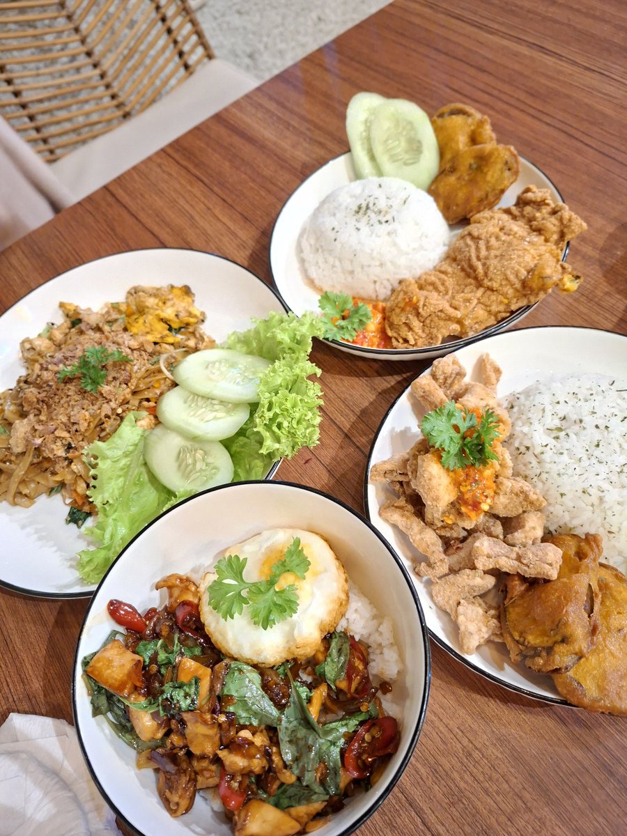 lukkhrl's tweet photo. Akhirnya apa? Yap nasi sambel ayam bawang dan leciti pardep, bonus hbd ia kak fany⚘️ https://t.co/ERuPC8KkvA