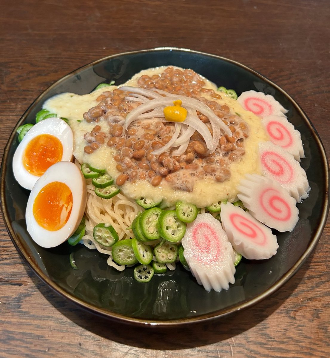 KOTAPAPA921's tweet image. 『札幌一番 塩らーめん』で作るアレンジ 麺 Part 7
【本気のトロロ麺】長芋は栄養価の高い皮は剥かずに擦りおろし 卵黄+ワサビ+白出汁に溶いた付属のスープ(全てお好みの量)を加え味をつけます🌀湯掻き冷水で〆た麺に長芋を盛り納豆とオクラの追いネバを加え夏バテ防止に効果のある 一品の完成です🏋🏻♀️