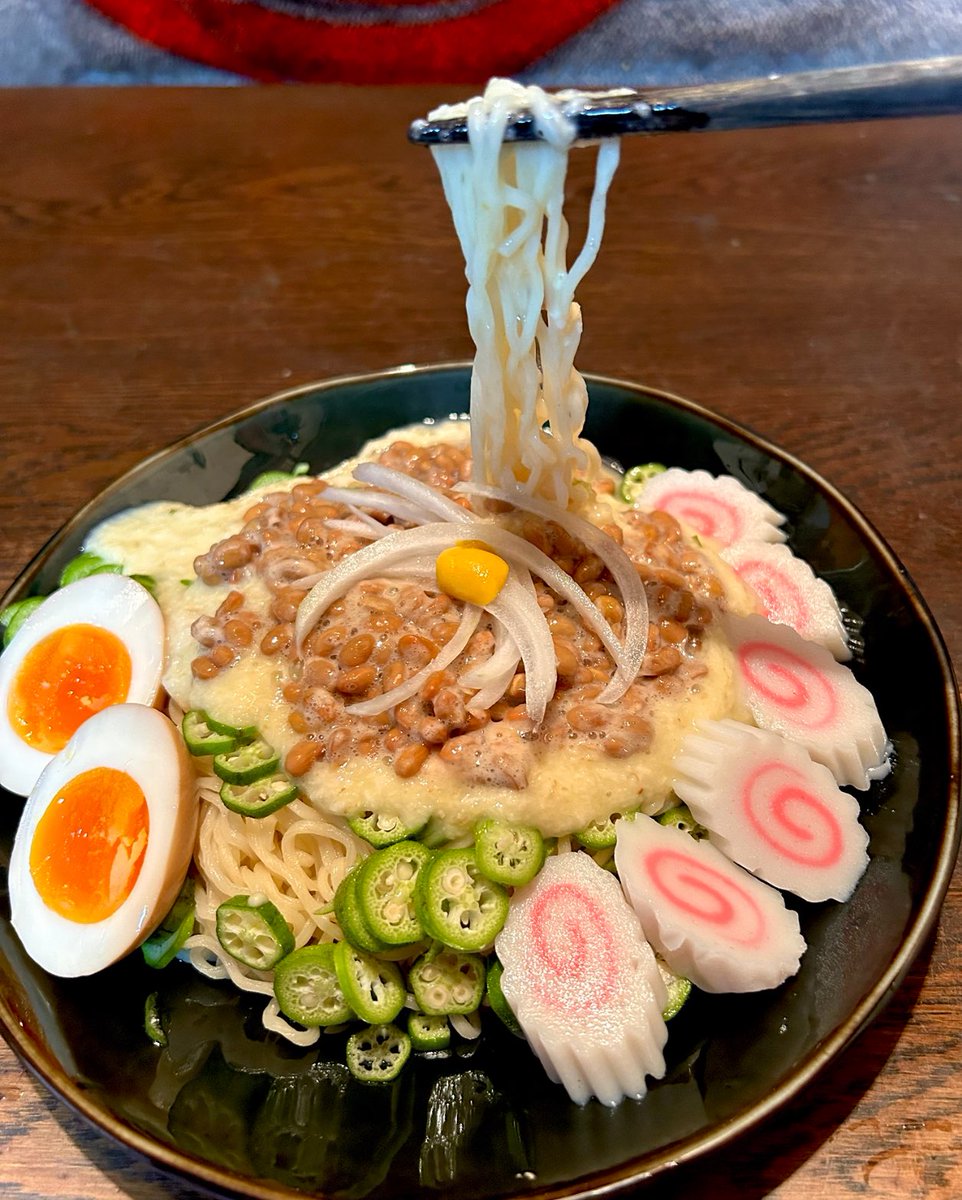 KOTAPAPA921's tweet image. 『札幌一番 塩らーめん』で作るアレンジ 麺 Part 7
【本気のトロロ麺】長芋は栄養価の高い皮は剥かずに擦りおろし 卵黄+ワサビ+白出汁に溶いた付属のスープ(全てお好みの量)を加え味をつけます🌀湯掻き冷水で〆た麺に長芋を盛り納豆とオクラの追いネバを加え夏バテ防止に効果のある 一品の完成です🏋🏻♀️