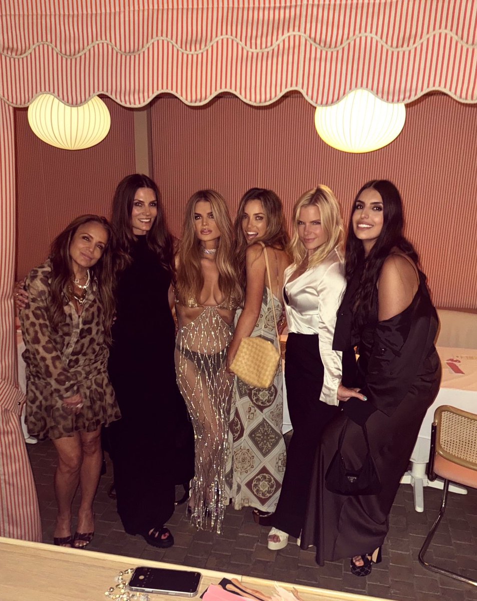 JessicaSimpson's tweet image. Fancy dive into 45💫✨💫