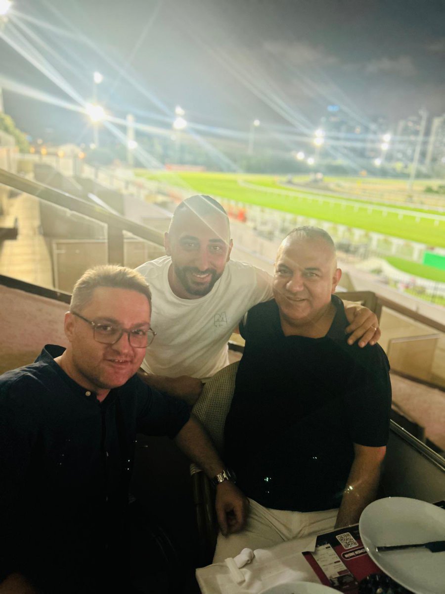 “Dostlar; hayatımızdaki gökkuşağıdır, her rengiyle hayatımıza güzellik katarlar.” Günümü güzelleştiren kardeşlerimle, güzel bir Veliefendi akşamından… ❤️ <a href="/patronaholi/">Fatih Balcıoğlu</a> <a href="/Flandra_10/">hakan</a>