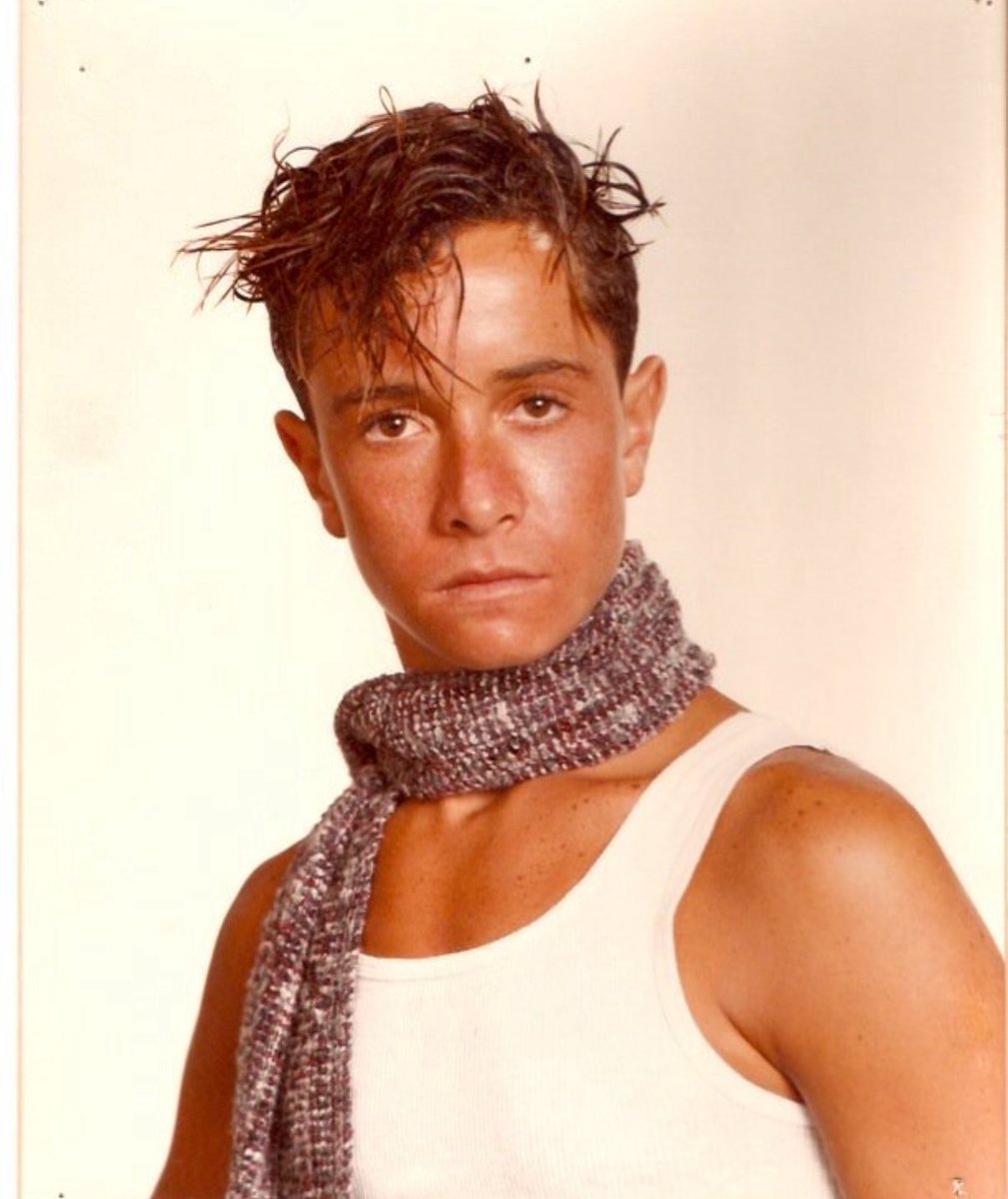 PaulyShore's tweet image. Suns out, buns out dudes. I got jell in my hair, scarf around my neck in a cool white tank top. Let’s hit the beaches! Cowabunga. Have a great weekend.