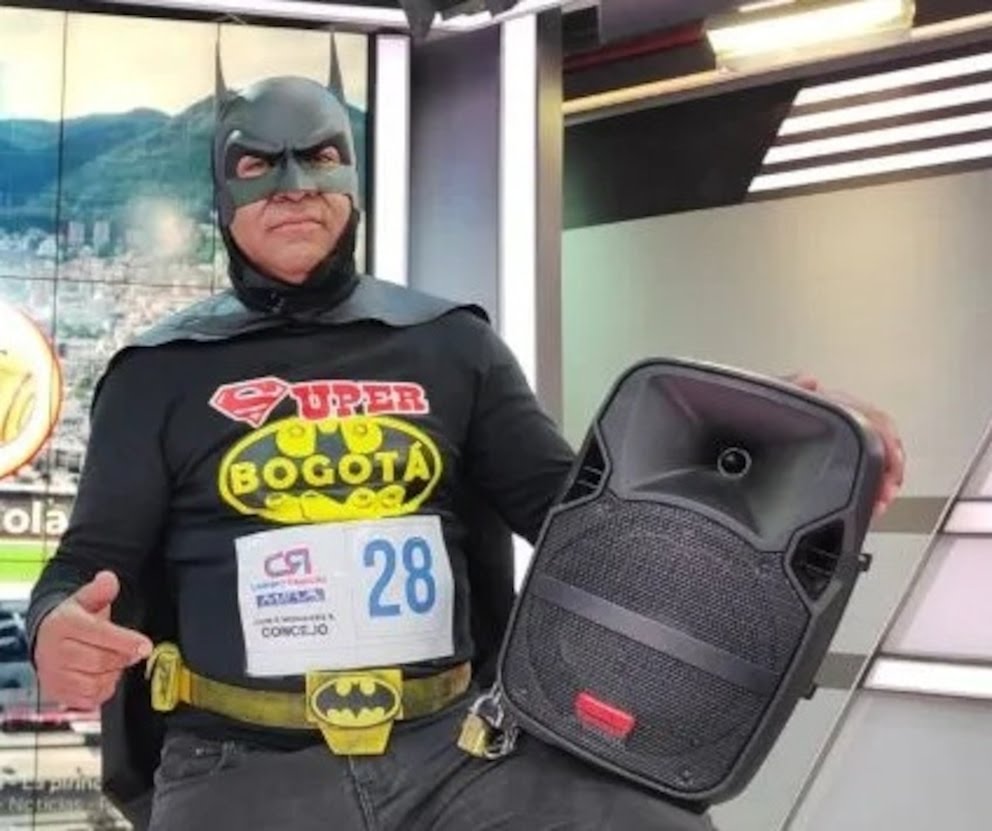 AssLatam's tweet image. Colombian salesman Jhon Mosquera registered his candidacy for the presidential elections by appearing dressed up as Batman at the registry office.