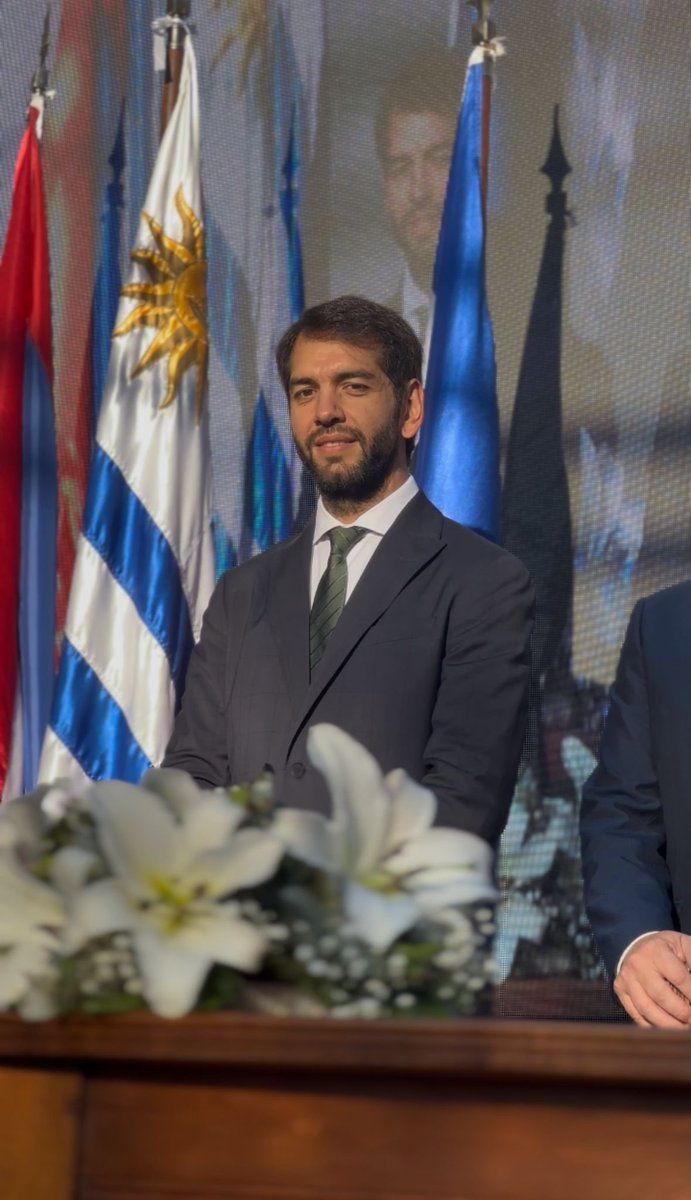 José Luis Curbelo (@joseluiscurbelo) on Twitter photo Con gran emoción, asistimos a la asunción de <a href="/PajaroEnciso/">Carlos Enciso Christiansen</a> y todo su equipo, el cual tengo el orgullo de integrar como Secretario General. Con compromiso, daremos el máximo en pos de la concreción de los objetivos que los floridenses eligieron de cara a los próximos cinco años. Con gran emoción, asistimos a la asunción de <a href="/PajaroEnciso/">Carlos Enciso Christiansen</a> y todo su equipo, el cual tengo el orgullo de integrar como Secretario General. Con compromiso, daremos el máximo en pos de la concreción de los objetivos que los floridenses eligieron de cara a los próximos cinco años.