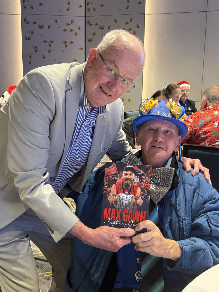 CLAN_AU's tweet photo. Our wonderful Patron & ex RoyalCommissioner BobAtkinson ๐ giving Lenny of #CliftonSprings his trash & treasure #MaxGawn book to Len who is a big โฆ@melbournefcโฉ #redlegs #demons #melbourne #AFL
Good onya Bob for signing it
โค๏ธ๐โค๏ธ๐ https://t.co/fnHWSOCzQ5
