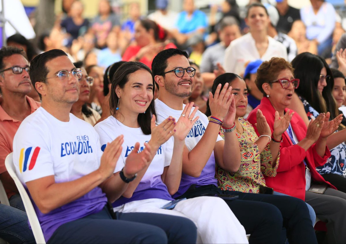 Ministerio de Telecomunicaciones Ecuador 🇪🇨 (@telecom_ec) on Twitter photo Hoy fuimos parte del Gabinete de Sectores Sociales en Ciudadela Sopeña-Guayaquil, donde el ministro <a href="/robertokuryec/">Roberto Kury</a> acompañó a la vicepresidenta <a href="/mjpintoec/">María José Pinto 🇪🇨 Ecuador</a> 🇪🇨.
🧵 Hoy fuimos parte del Gabinete de Sectores Sociales en Ciudadela Sopeña-Guayaquil, donde el ministro <a href="/robertokuryec/">Roberto Kury</a> acompañó a la vicepresidenta <a href="/mjpintoec/">María José Pinto 🇪🇨 Ecuador</a> 🇪🇨.
🧵