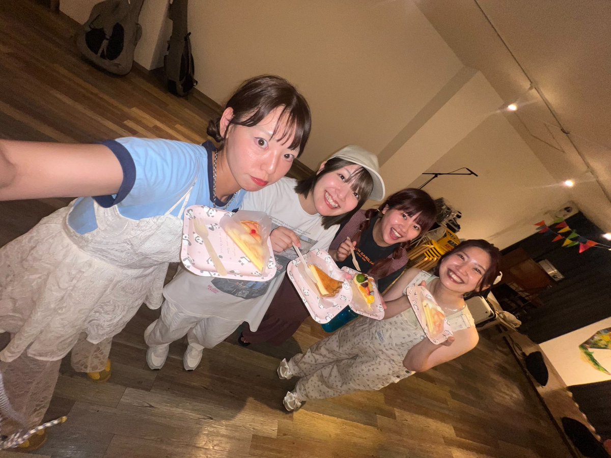 昨日は歌う魚久々の対バンライブ！楽しかったな〜🥺懐かしいって言葉だけじゃなく青春が蘇ってくる空間で最高だった✨マイペースながらもここまで音楽してきてよかった！みんなと再会できて良かった！☺️集めてくれた友里絵ちゃんありがと♡次のライブは決まってないけどやる時はぜひ会いにきてね✨