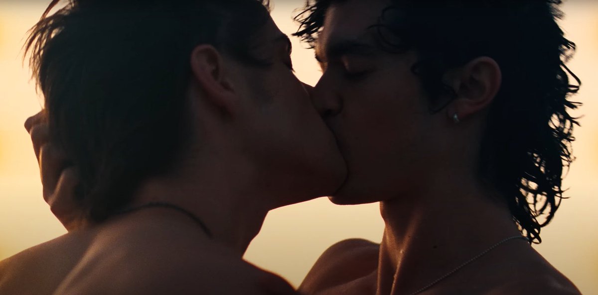 E o Conan Gray que lançou Vodka Cranberry, a música e clipe mais bonitos do ano. 🤧