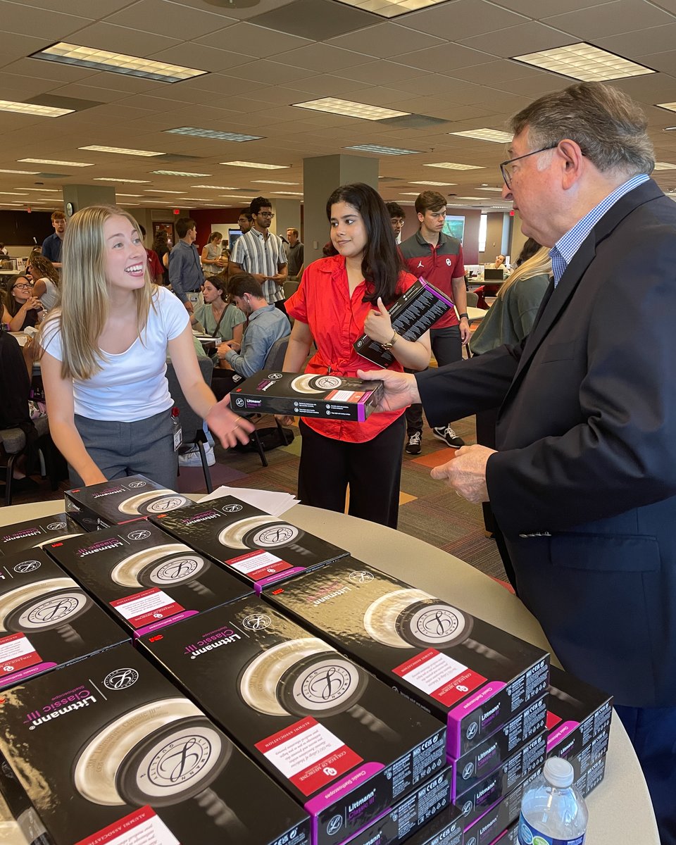 OUCollegeofMed's tweet image. Our first-year med students were THRILLED to receive their OU-engraved Littmann Classic stethoscopes at a recent luncheon. ✨ Thank you to the @UofOklahoma College of Medicine Alumni Association, whose members generously donated the stethoscopes to our students. 🙏