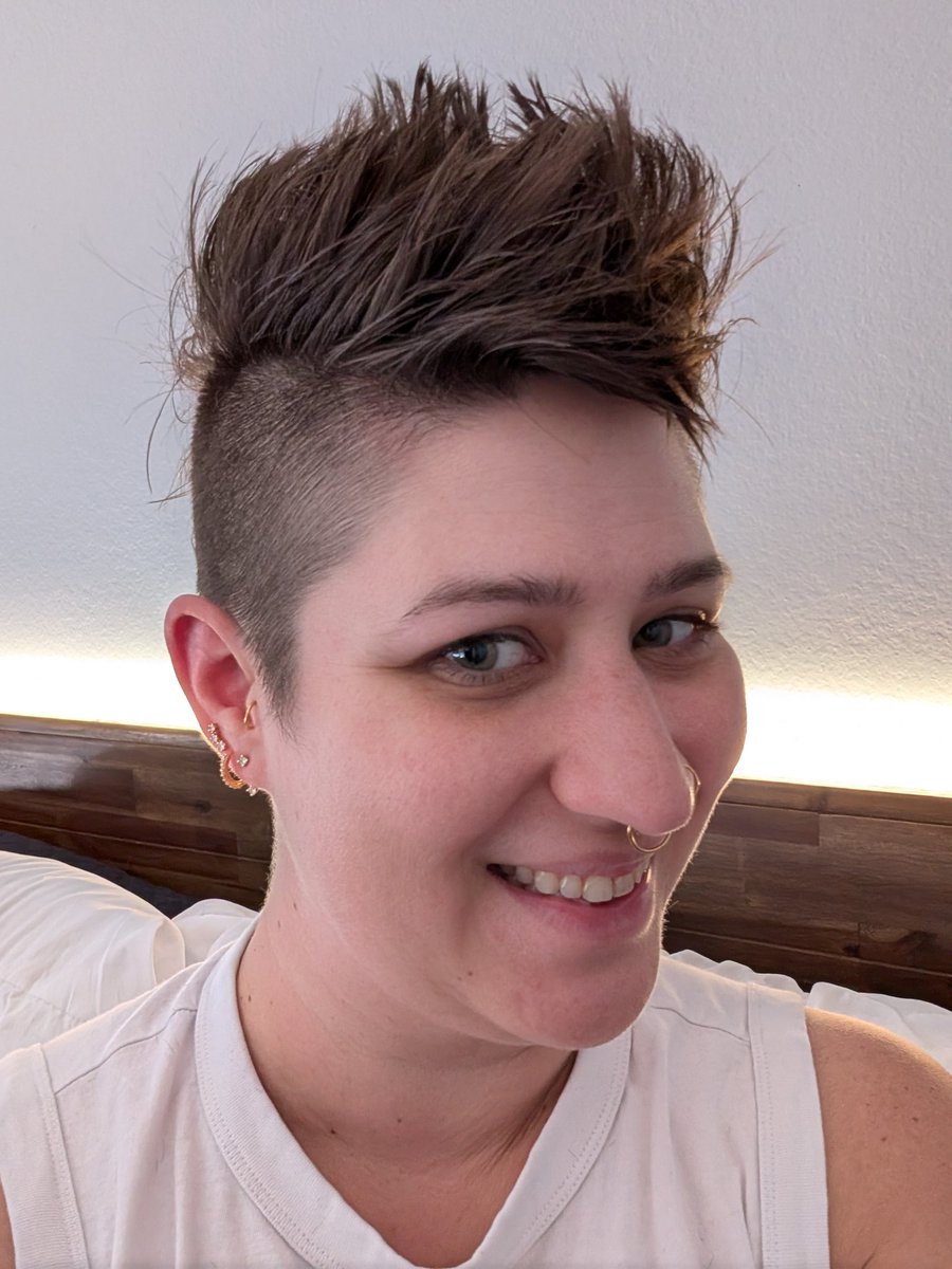 NeeNeeFox's tweet image. New gay ass haircut dropped! New hairdresser had a ton of fun, styled it for free, and also grabbed some photos for the salon Instagram!