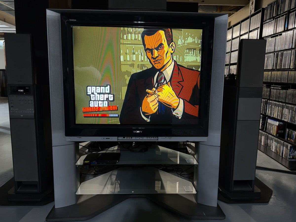 Gingervitus126's tweet image. A new BEHEMOTH of a TV has entered the chat
40” (yes you read that right) Sony XBR Trinitron!