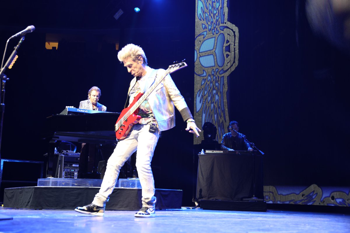 Chewing gum afoot?🤣

#flashbackfriday #tourlife #rossvalory