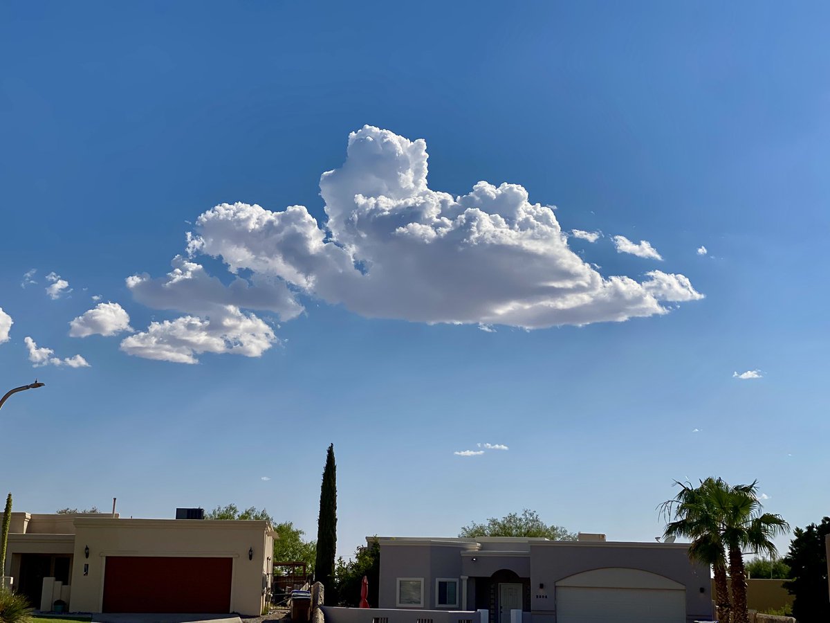 Chipper24's tweet image. Just a random cloud I saw from my window I thought was beautiful that needed to be captured.