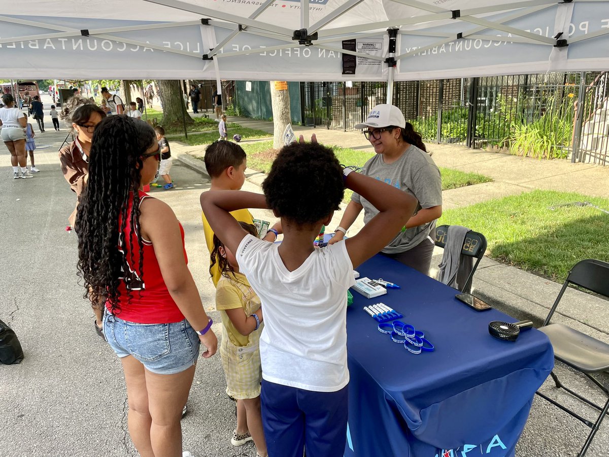 ChicagoCOPA's tweet image. Today, COPA attended the @NLCenters Beloved Community Bash at the Monticello Block Club. The bash included activities, resources, giveaways and food. COPA was giving out info on filing complaints and compliments for CPD. #COPAInTheCommunity