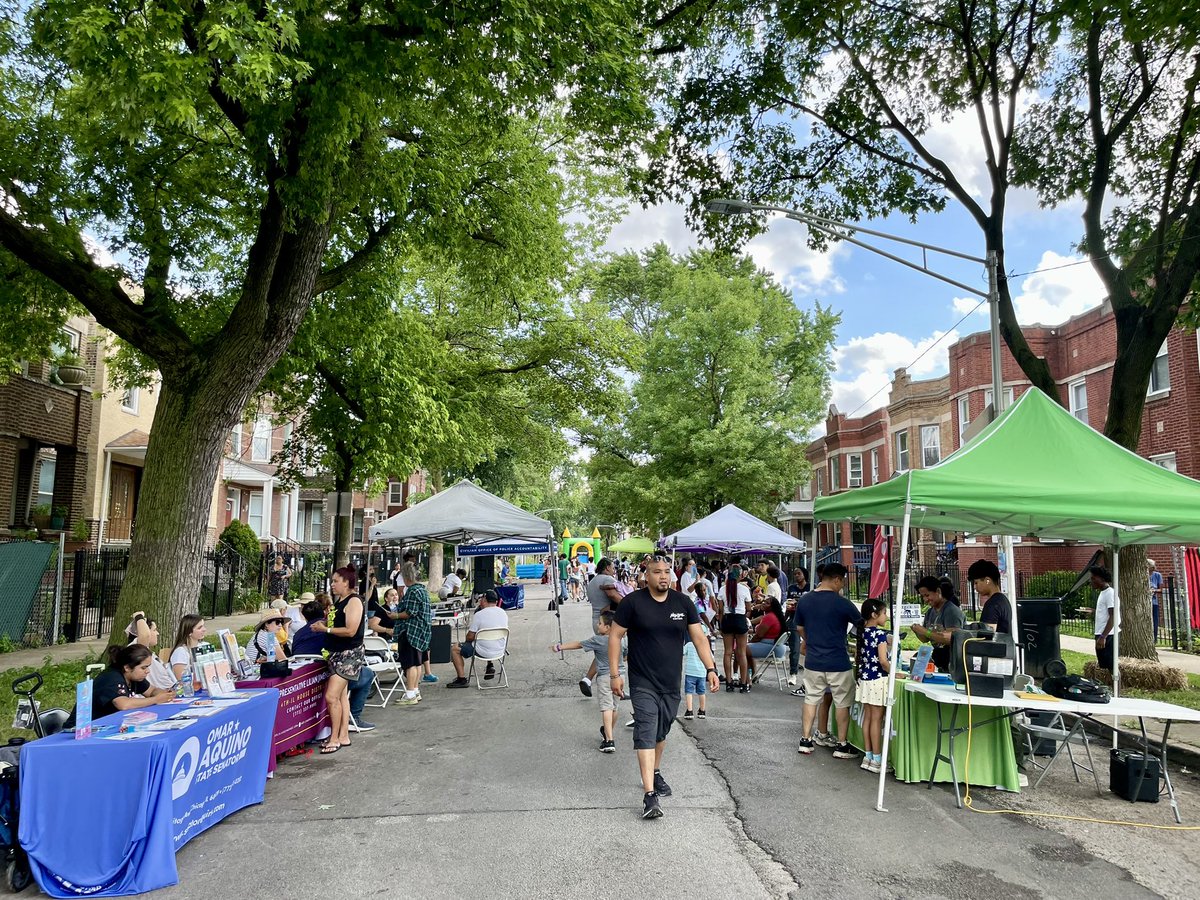 ChicagoCOPA's tweet image. Today, COPA attended the @NLCenters Beloved Community Bash at the Monticello Block Club. The bash included activities, resources, giveaways and food. COPA was giving out info on filing complaints and compliments for CPD. #COPAInTheCommunity