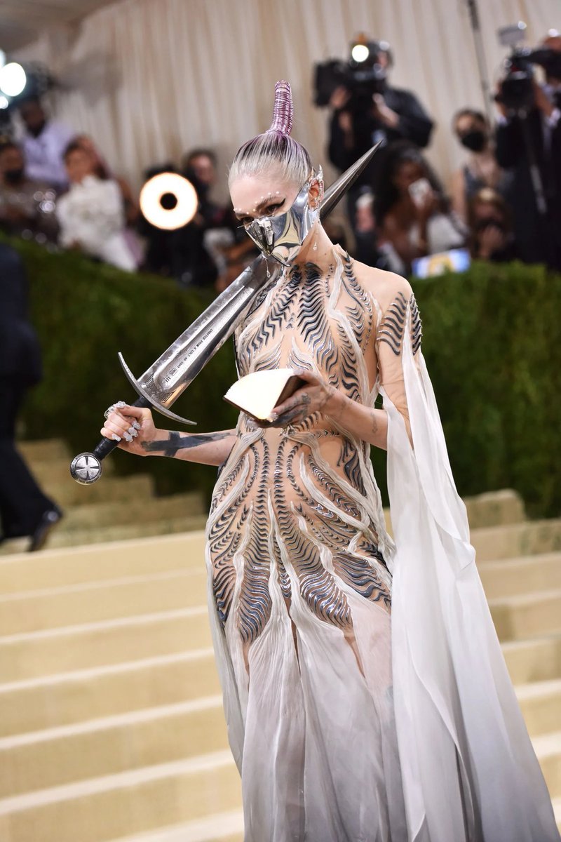 hourlygrimes's tweet image. grimes, 2021