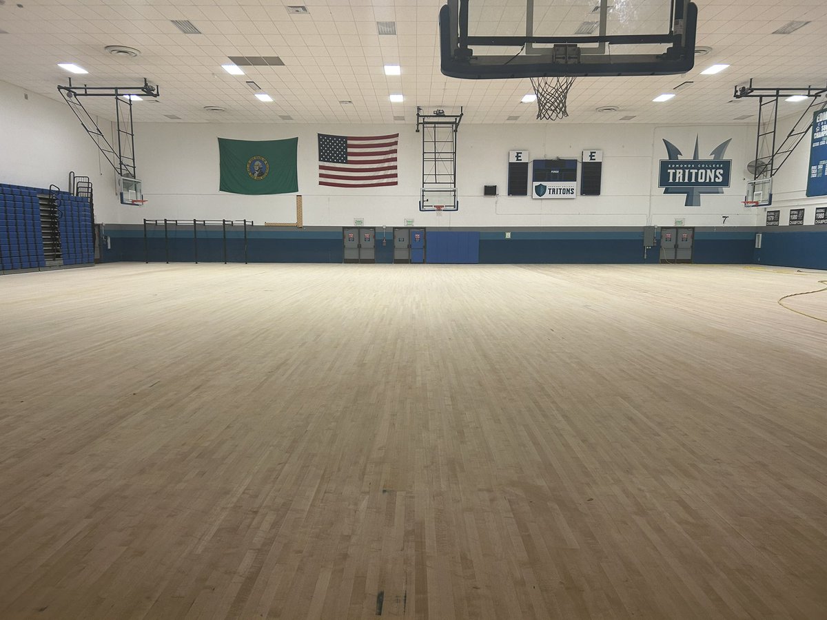 The Seaview Gym hardwood sanding is moving along!

🔱🏐🏀 

#ETO