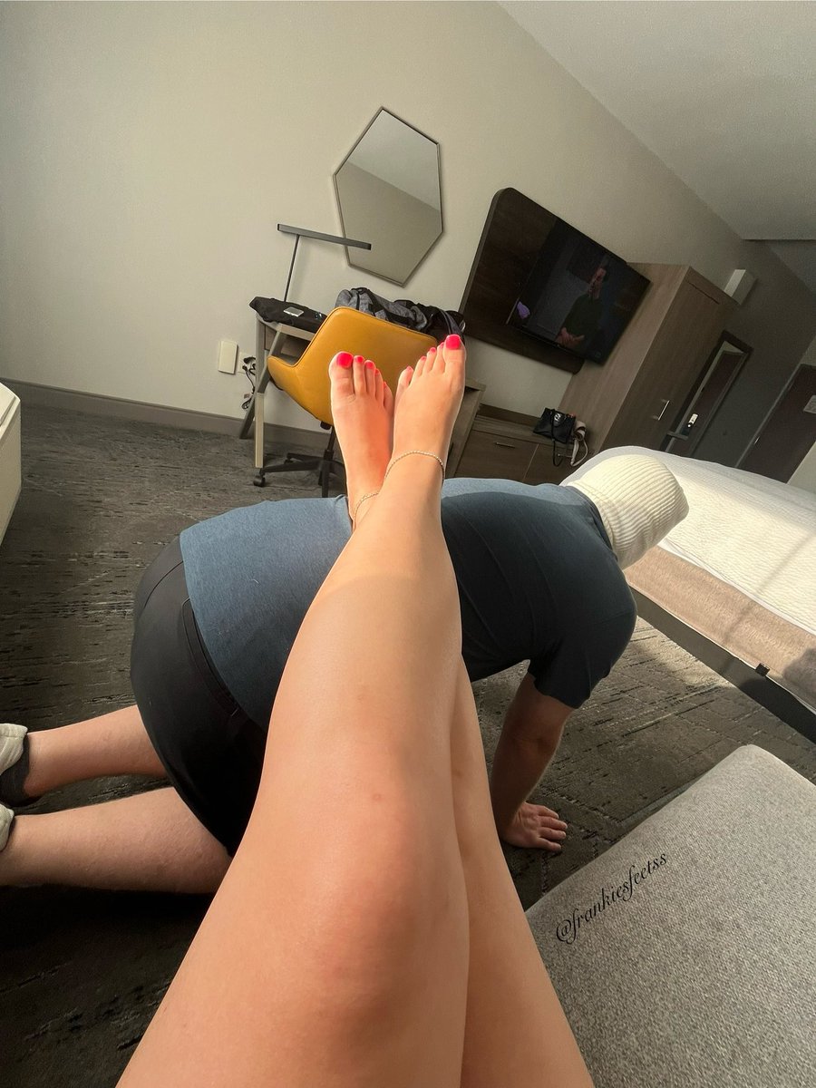 Finally get to kick my feet up 🥰 
Chat what should we do to this loser?