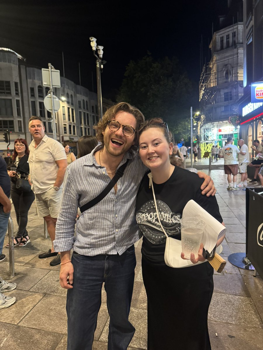 DionneHossack's tweet image. Post @stereophonics in Cardiff we go into a bar as we hear a @BlossomsBand song. I did not expect to actually meet them. Thanks again guys. Brilliant set tonight and we’ll be back tomorrow 🏴 > 🏴