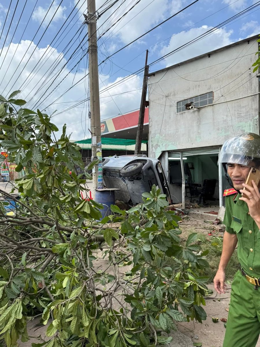 Lạ ghê, dạo này tai nạn giao thông xảy ra với ‘một hãng xe nào đó’ mỗi ngày, nhưng tuyệt nhiên không thấy ai dám nhắc tên hãng xe ấy. Phải chăng cái tên Vinfast giờ thành mật khẩu tối mật của truyền thông chính thống? 🤭