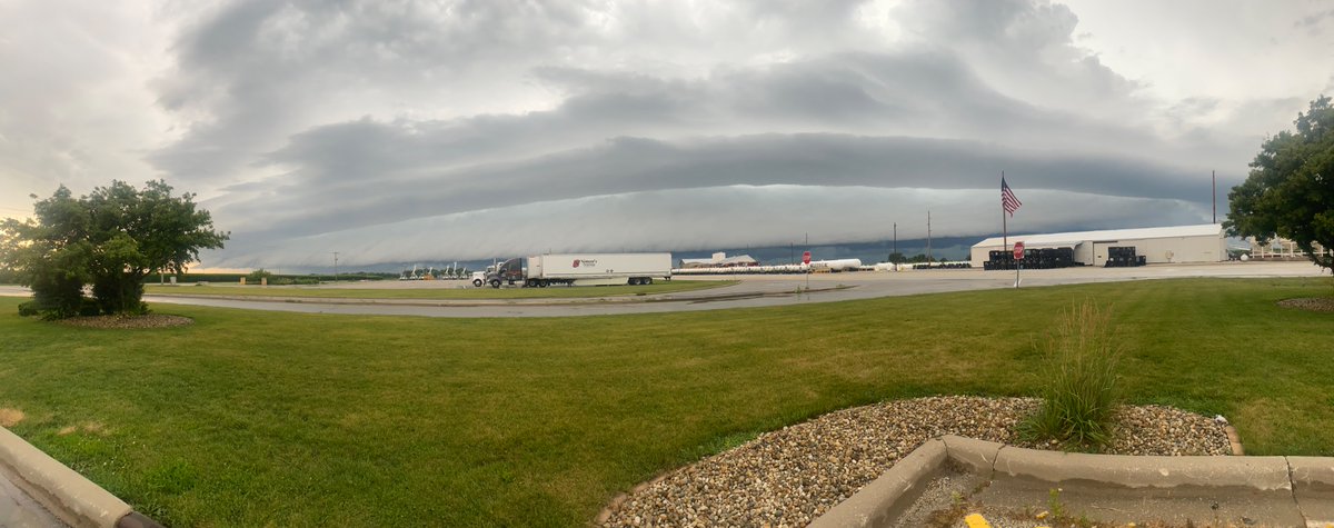 Chase_RobWX's tweet image. Amazing shelf cloud rolling in near Woodhull

#ilwx