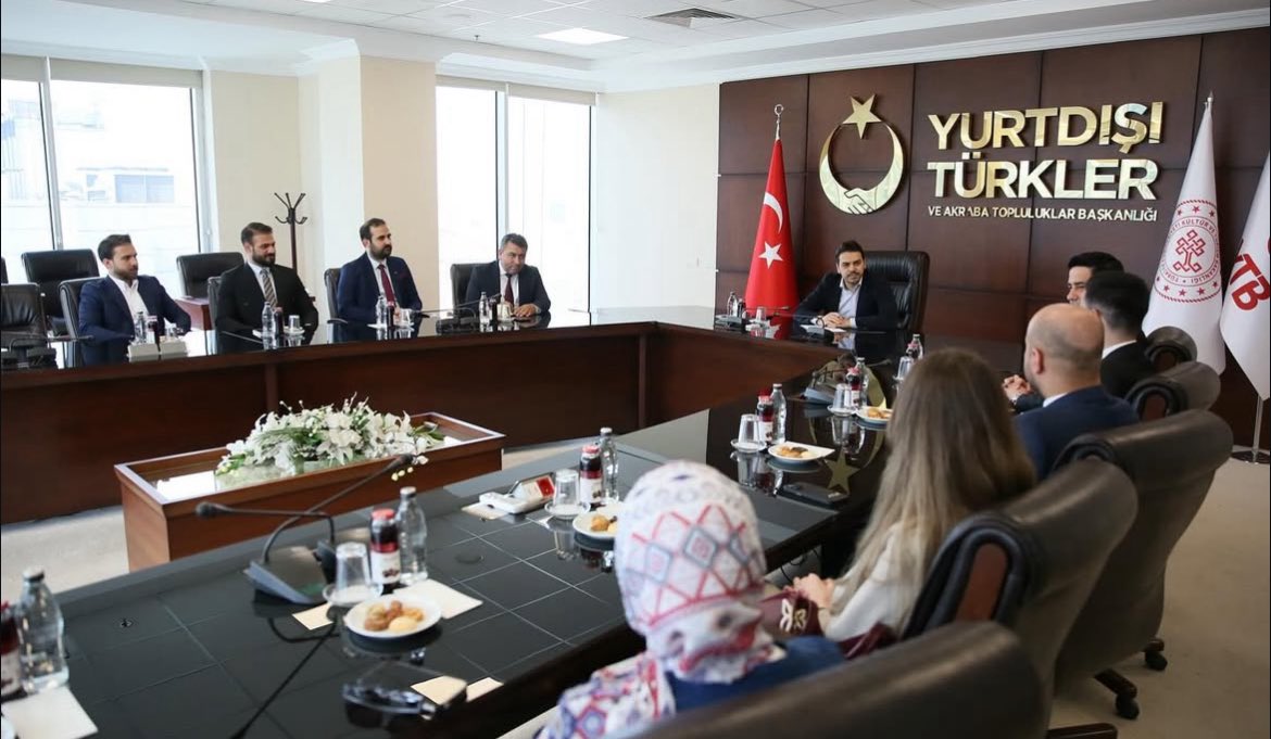 Her zaman Türkmenlerin yanında olan Sn. Abdullah Eren, bey Cumhurbaşkanlığı kararnamesiyle TİKA Başkanlığına atandı.
Kendisini tebrik ediyor, yeni görevinde üstün başarılar diliyoruz.
<a href="/abdullah_eren/">Abdullah Eren</a>