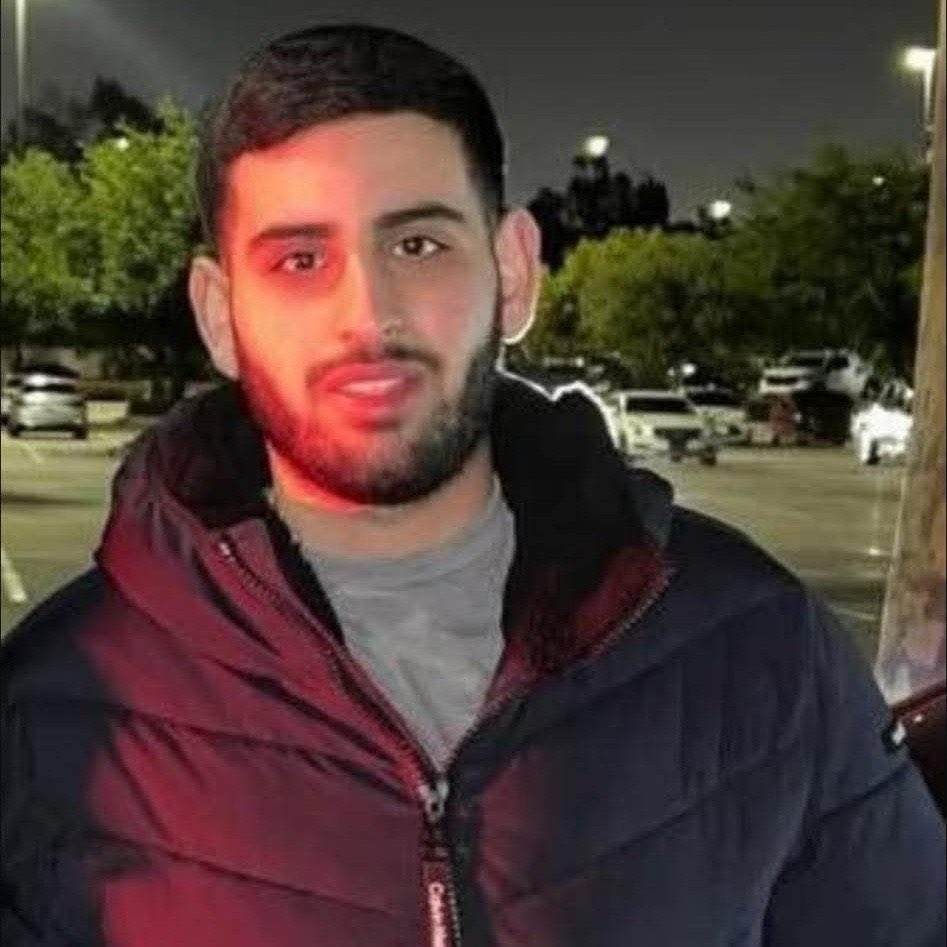 Gestern wurde der 23-jährige US-Staatsbürger Saifaddin Muslat von zionistisch-israelischen Siedlern im Dorf Sinjil im illegal besetzten Westjordanland totgeschlagen. Als ein Rettungswagen seinen Körper bergen wollte, verhinderten die Siedler das mit Schusswaffen.

Das ist nicht