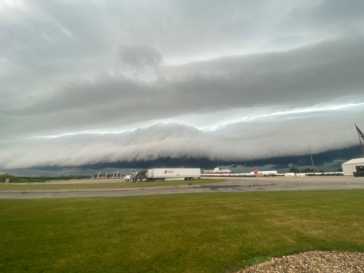 Chase_RobWX's tweet image. Amazing shelf cloud rolling in near Woodhull

#ilwx