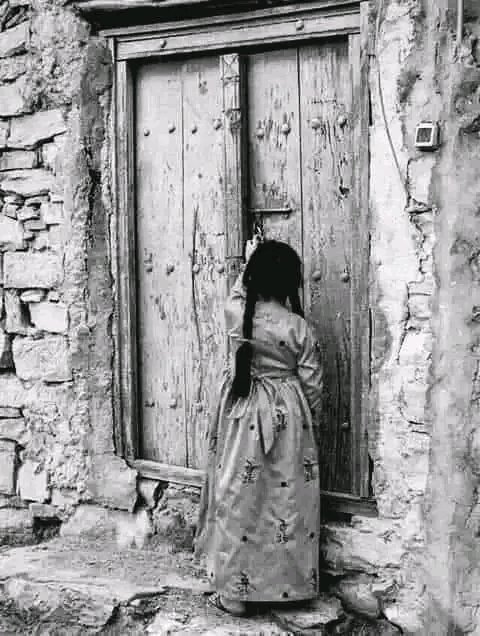 يا طارق البابِ رفقاً حين تطرقهُ
فإنَّه لم يعد في الدار أصحابُ
لا تسألِ الدارَ عنْ من كان يسكُنها
البابُ يُخبرُ أن القوم قد رحلوا
ما أبلغ الصمت لمّا جئتُ أسأله
صمتٌ يعاتبُ من خانوه وَ ارتحلوا
تفرقوا في دروبِ الأرض وَ انتثروا
كأنه لم يكن أنسٌ وَ أحبـــــــابُ