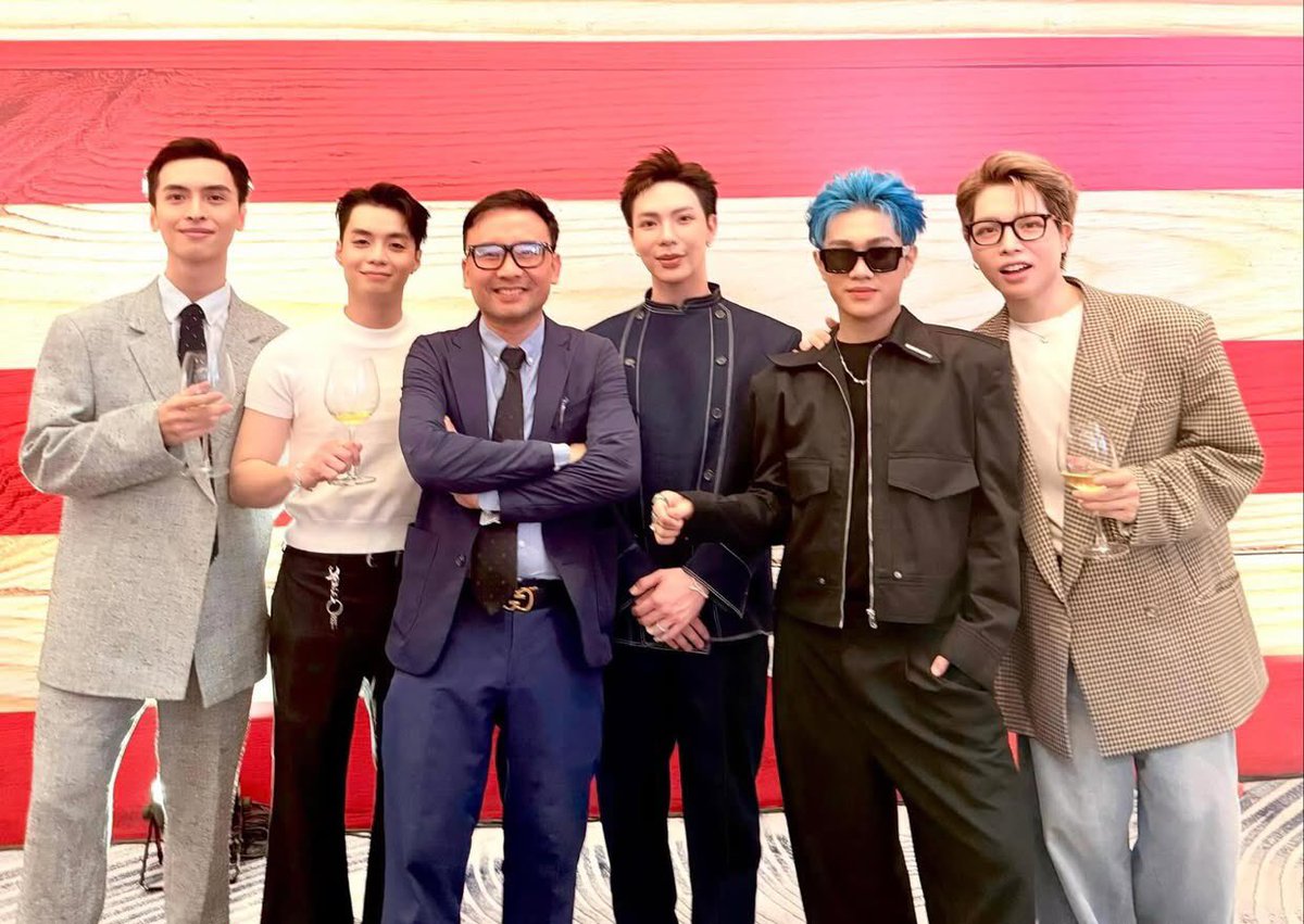 lunanef_'s tweet photo. Truly proud and grateful that Anh Trai Say Hi, featuring artist Negav, was honored to attend the celebration of the 249th U.S. Independence Day and the 30th anniversary of Vietnam–U.S. diplomatic relations ❤️ 

#Negav #GERDNANG https://t.co/FFgRQvfR1N