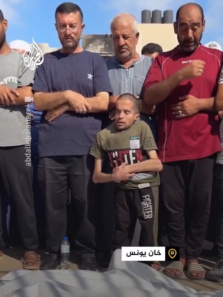 يُصلي على كل عائلته، زوجته وأولاده