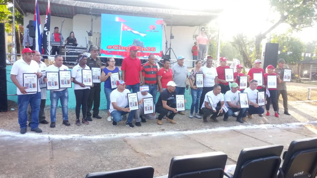 Celebran en el municipio #CiegodeÁvila el Acto en saludo al 72 aniversario del Asalto a los Cuarteles Moncada y Carlos Manuel de Céspedes. Son reconocidas entidades destacadas en el movimiento político #CiegoEn26 .¡ Felicidades!
#SinPerderUnDía <a href="/JHGcasanova/">julio Heriberto Gómez Casanova</a> <a href="/MMarreroCruz/">Manuel Marrero Cruz</a>