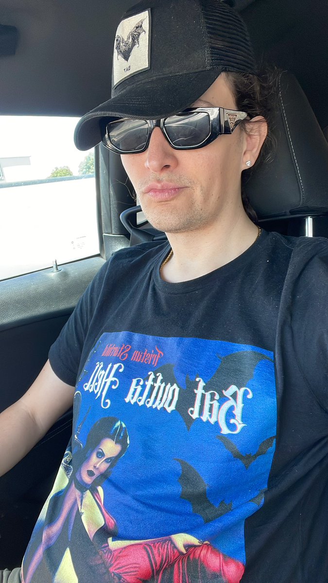 TStarchild999's tweet photo. Bat outta Hell 🦇 https://t.co/ItsqCMyclo