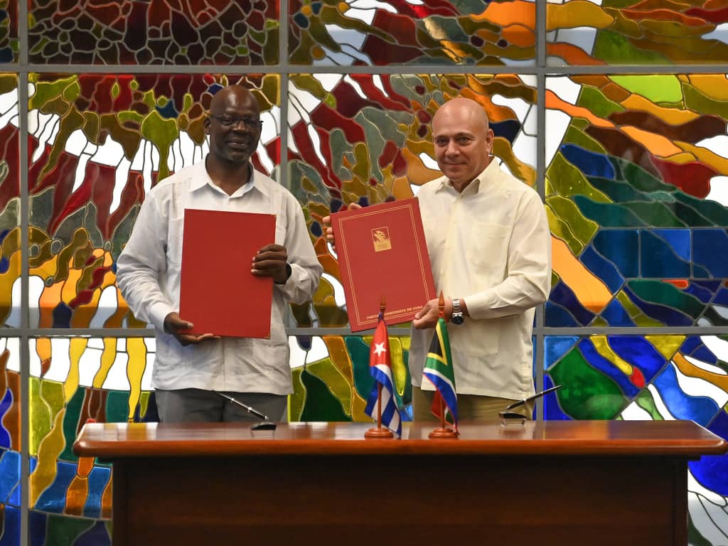 Dr. Roberto Morales Ojeda (@drrobertomojeda) on Twitter photo Con la presencia del PS y Presidente <a href="/DiazCanelB/">Miguel Díaz-Canel Bermúdez</a>, firmé junto al querido amigo Solly Mapaila, SG del Partido Comunista Sudafricano, un Acuerdo de Intercambio y Cooperación entre <a href="/PartidoPCC/">Partido Comunista de Cuba</a> y esa hermana fuerza política para continuar profundizando nuestros históricos vínculos. Con la presencia del PS y Presidente <a href="/DiazCanelB/">Miguel Díaz-Canel Bermúdez</a>, firmé junto al querido amigo Solly Mapaila, SG del Partido Comunista Sudafricano, un Acuerdo de Intercambio y Cooperación entre <a href="/PartidoPCC/">Partido Comunista de Cuba</a> y esa hermana fuerza política para continuar profundizando nuestros históricos vínculos.