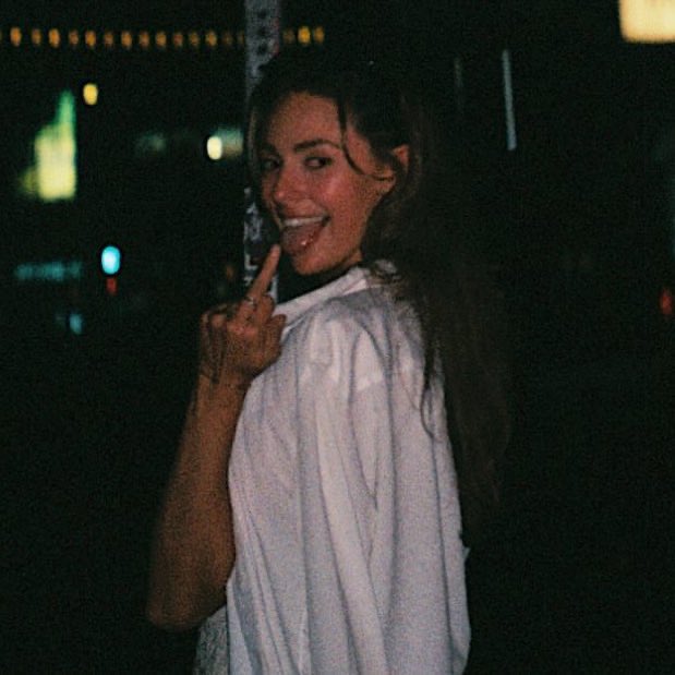 rcssells's tweet image. shes incredibly sexy but she has to do something silly every 5 seconds or she will die