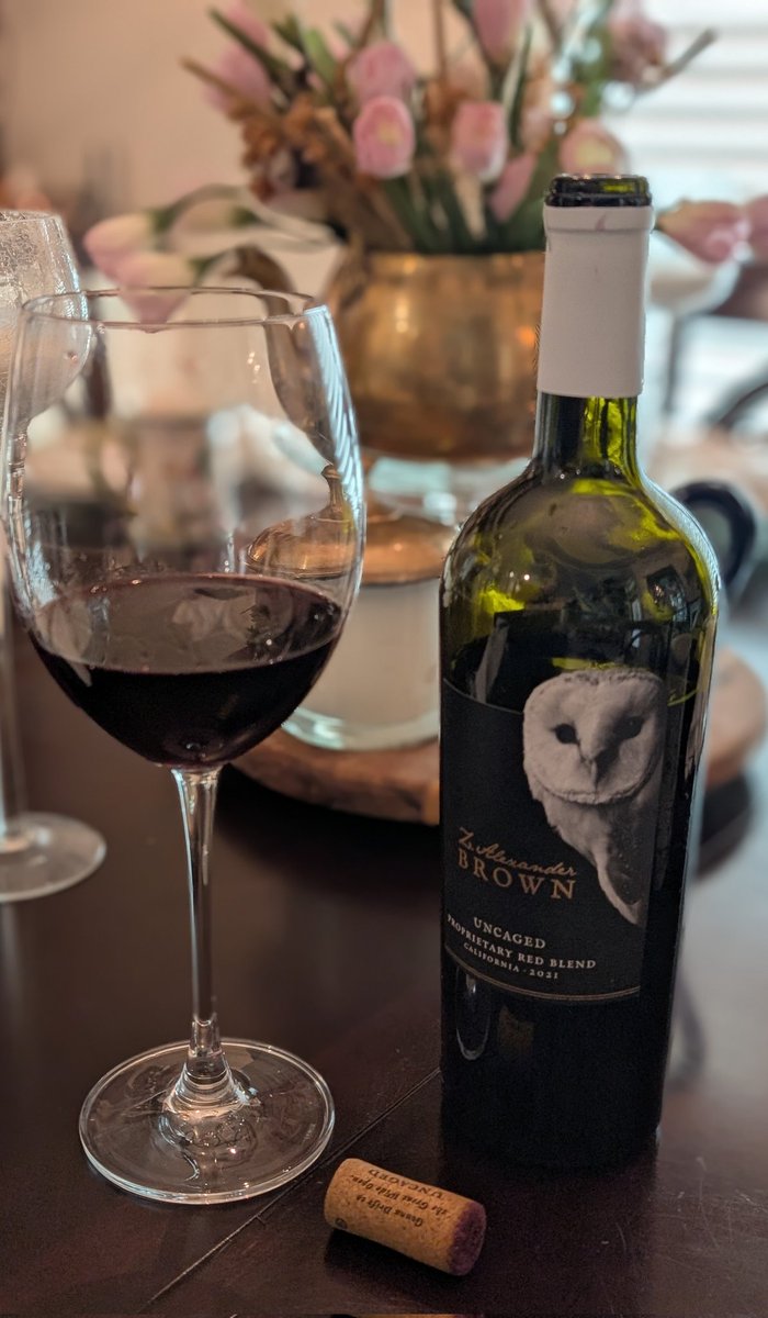 A delicious red! ***CHEERS*** 🍷
#FridayFeeling #FridayMood #winelovers #wine #TimetoRelax #ItsAVibe #Friday #Cheers #Winetime