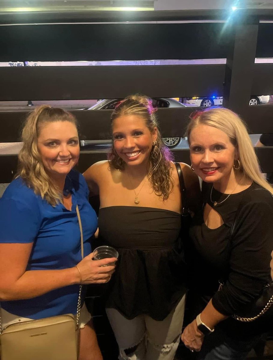 ShellyNealy3's tweet photo. Today is my BFF/Sisters Bday🎉Happy Birthday Renee, aka NayNay 🎉 https://t.co/ex8Q9bOOcG
