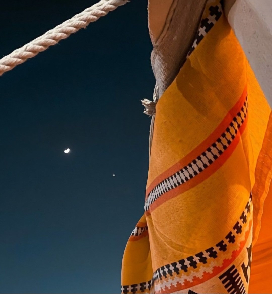 👤
علينا سلااام الله  يااا معشر  الشعااار 
ولااا يسلم الشاااعر ليا راااح  نصّ الليل 

تقلّب هجوووسه....ذكرياته....وتذكااار
مع الصوره اللي في جهازه..يمال السيل 
#بوح_آخر_الليل 
#تعاليل 
#بسس_بيتين 
#الدهمشيه