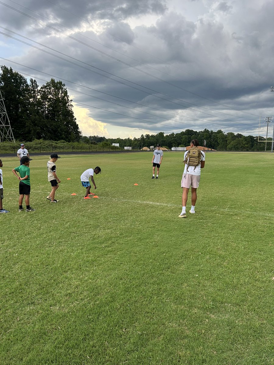 TheREALCoach_B's tweet image. Today’s Wildcats helping tomorrows! #We &amp;gt; #Me