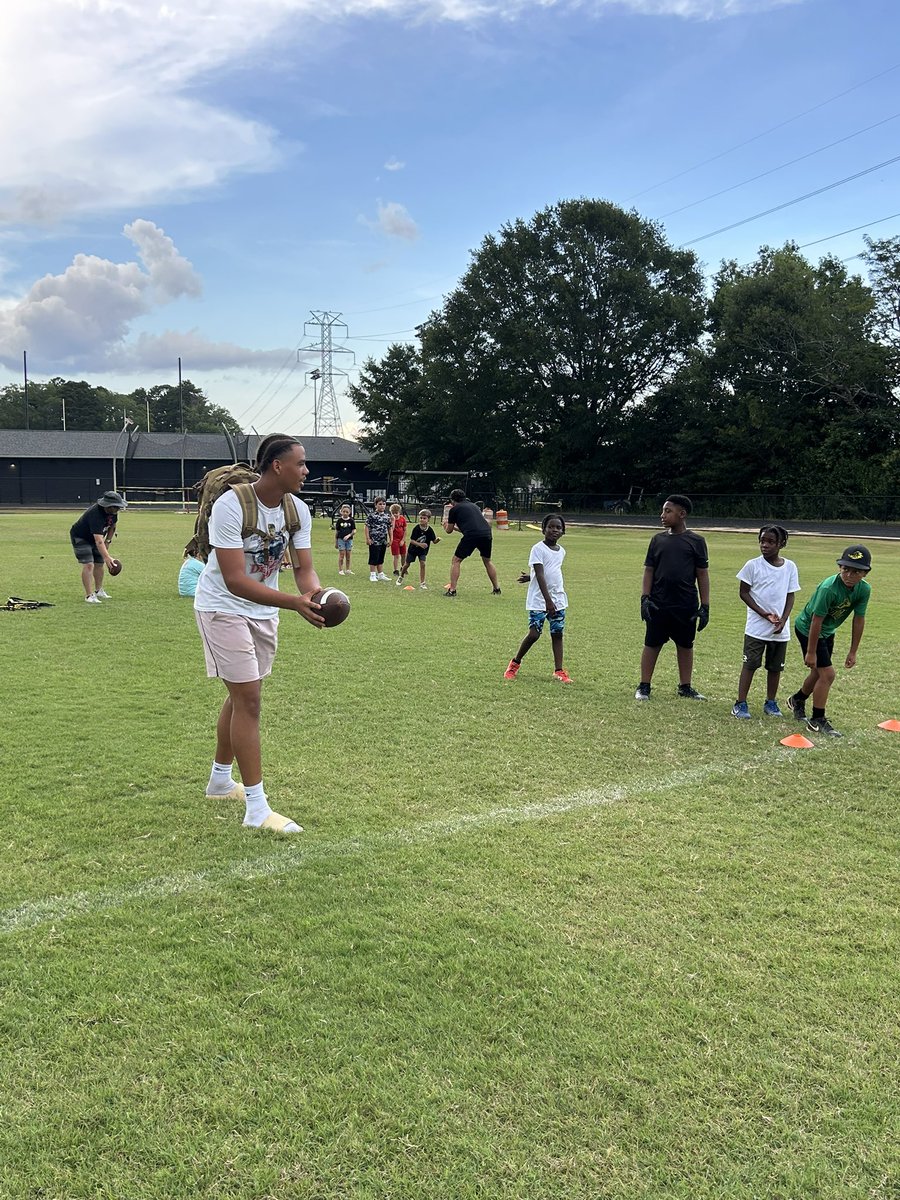 TheREALCoach_B's tweet image. Today’s Wildcats helping tomorrows! #We &amp;gt; #Me