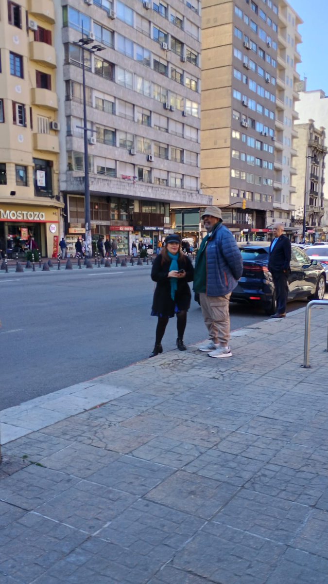 UruguayResiste1's tweet photo. Uruguay: un país en que el músico probablemente más importante de su historia (Ruben Rada) puede andar por la esquina más emblemática del país (18 y Ejido) tranquilamente que nadie le rompe las bolas. https://t.co/R8clmVAIFQ