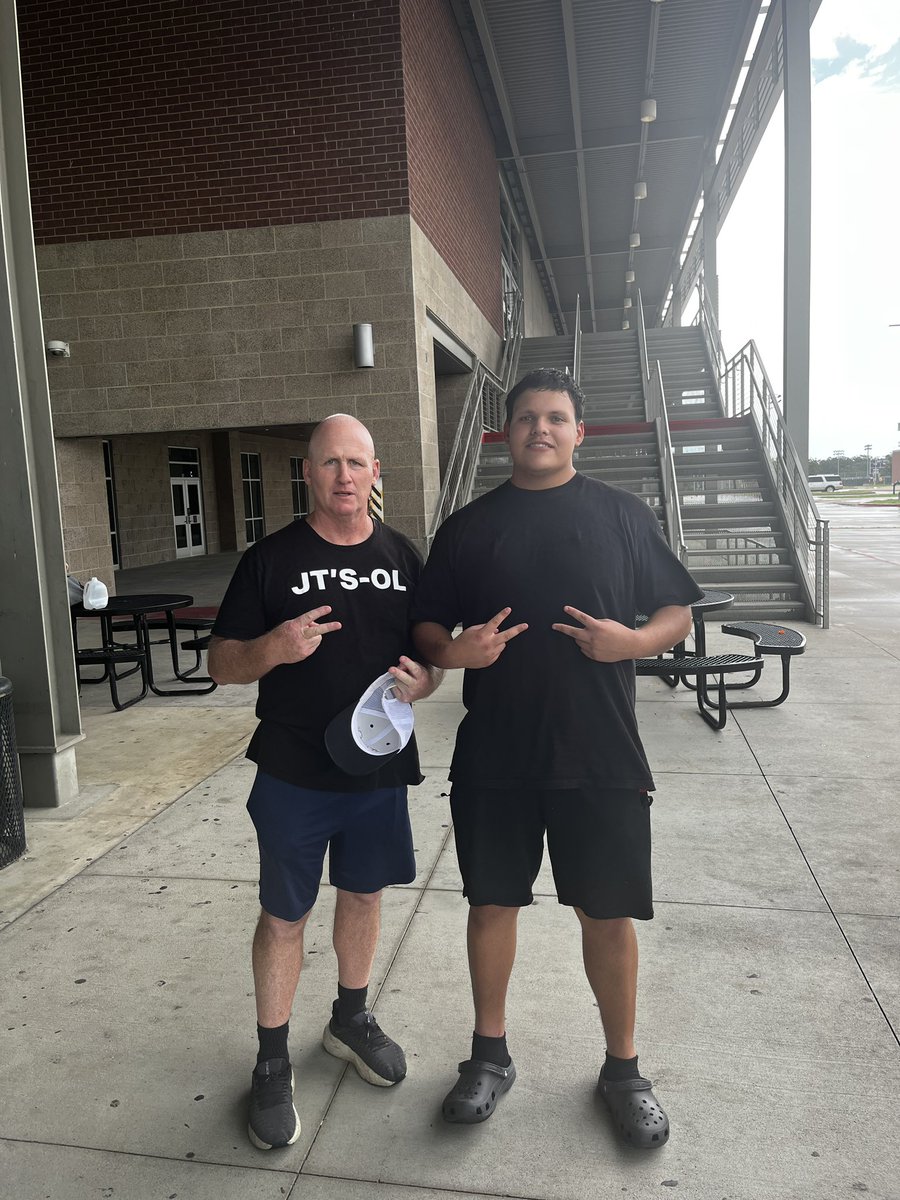 Just wrapped up an amazing session at JT’S-CAMP💪🏽
Grateful for the coaching and the chance to learn from the best.
Big shoutout <a href="/JimTurner_OL/">Jim Turner / JT’S O-LINE LLC</a> for this opportunity 
#OLinePride #GrindSeason #StudentAthlete