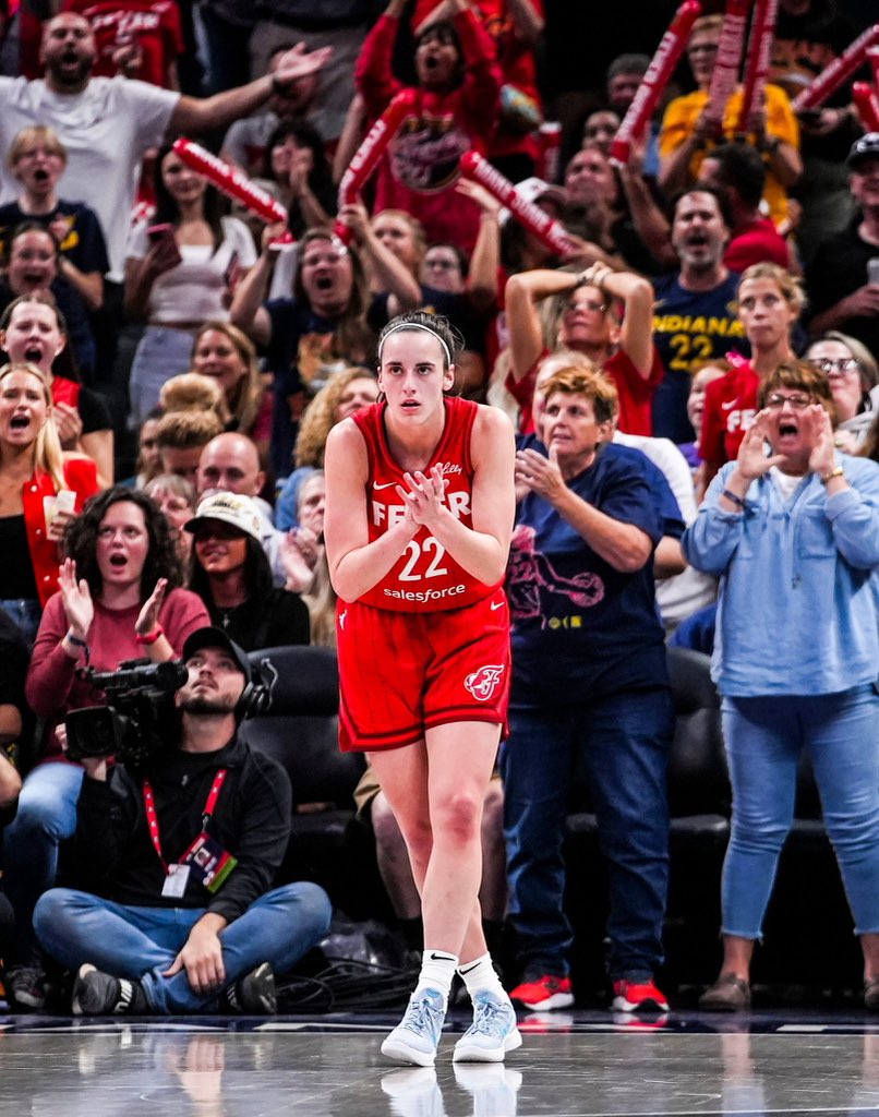 ClarkCoverage's tweet image. Caitlin Clark End Q1
▫️4 PTS
▫️1 REB
▫️2 AST
▫️40 FG%
📸: @IndianaFever | #WNBA