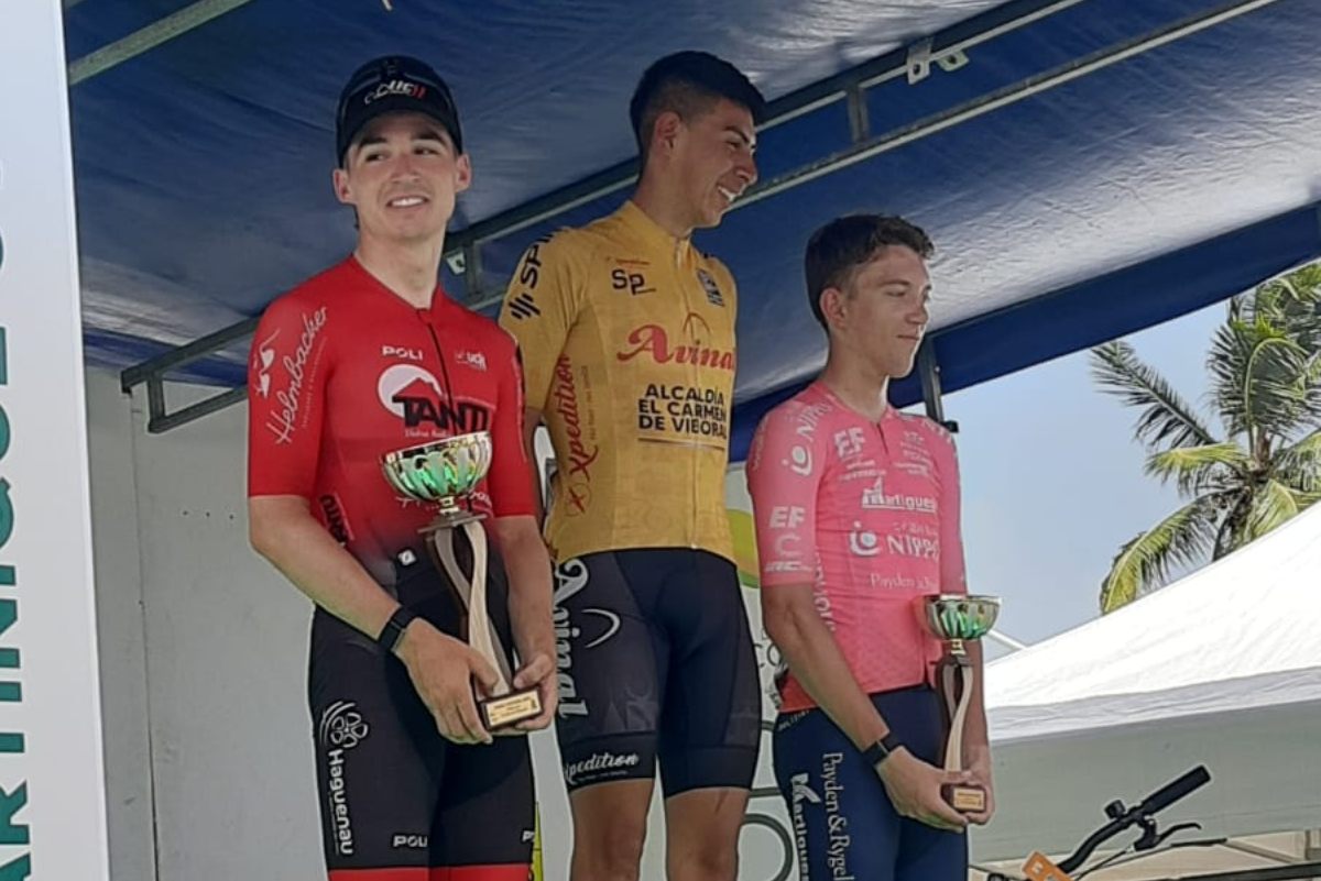 mundociclistico's tweet photo. #TourdeMartinica2025 | 🇲🇶 🚴🏻♂️🏆🥇 🇨🇴 Robert Andrés Plazas, en lo más alto del podio de la octava etapa del Tour de Martinica 2025 🇲🇶🚴🏻♂️🏆💪🇨🇴👏
#VamosEscarabajos #ElPortalDelCiclismo #Avinal #TourdeMartinica #TourdeMartinique @ElCarmenV
https://t.co/TJCvWXsVLJ https://t.co/I3Xxc7yvLK