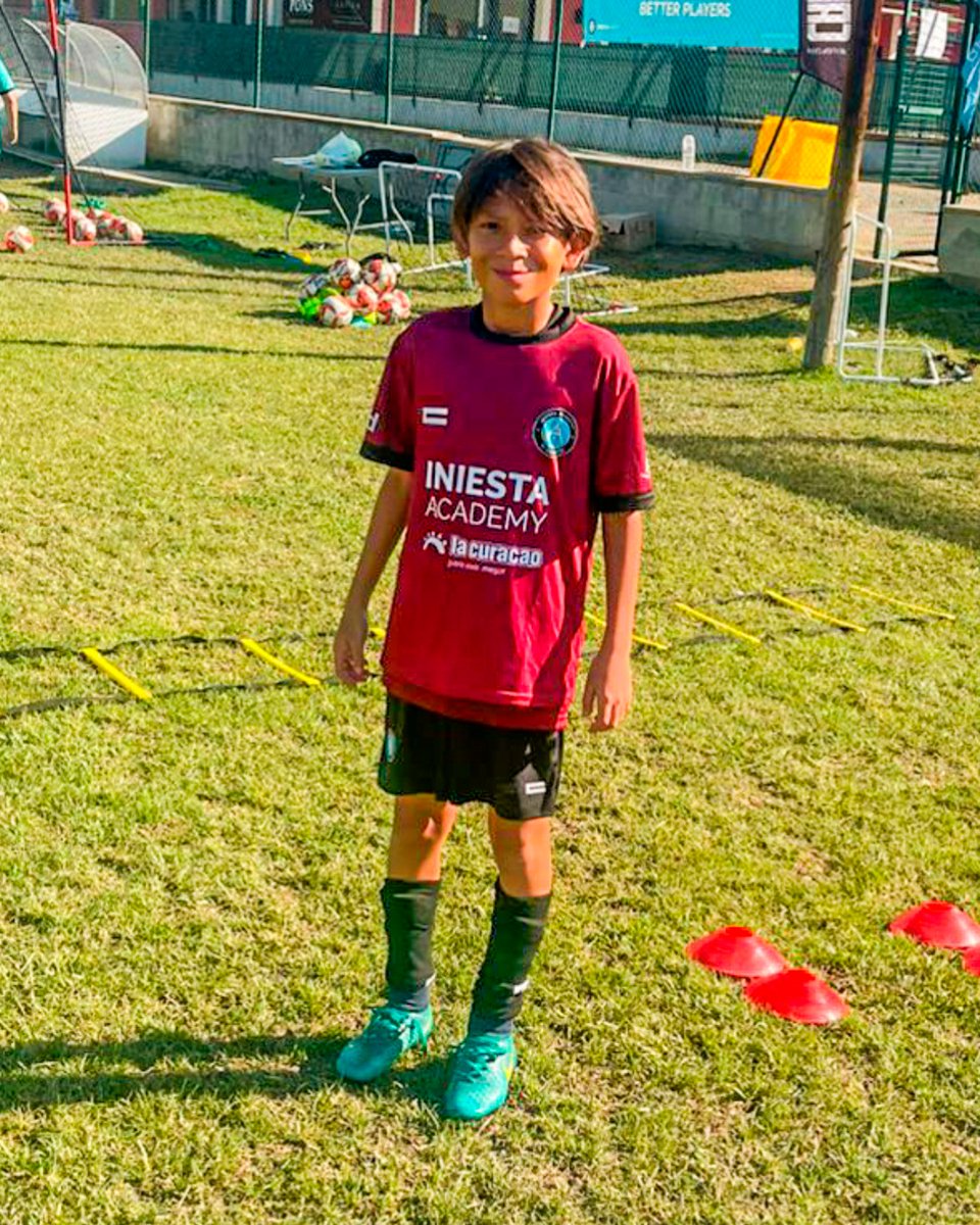 ✈️🇪🇸 Fabio Guerra ha vivido una semana con mucho aprendizaje en el Iniesta Academy Summer Camp en Llívia, España, entrenando con jugadores de todo el mundo, bajo la metodología de Andrés Iniesta que impulsa la creatividad, el juego libre y el crecimiento personal. Gracias a