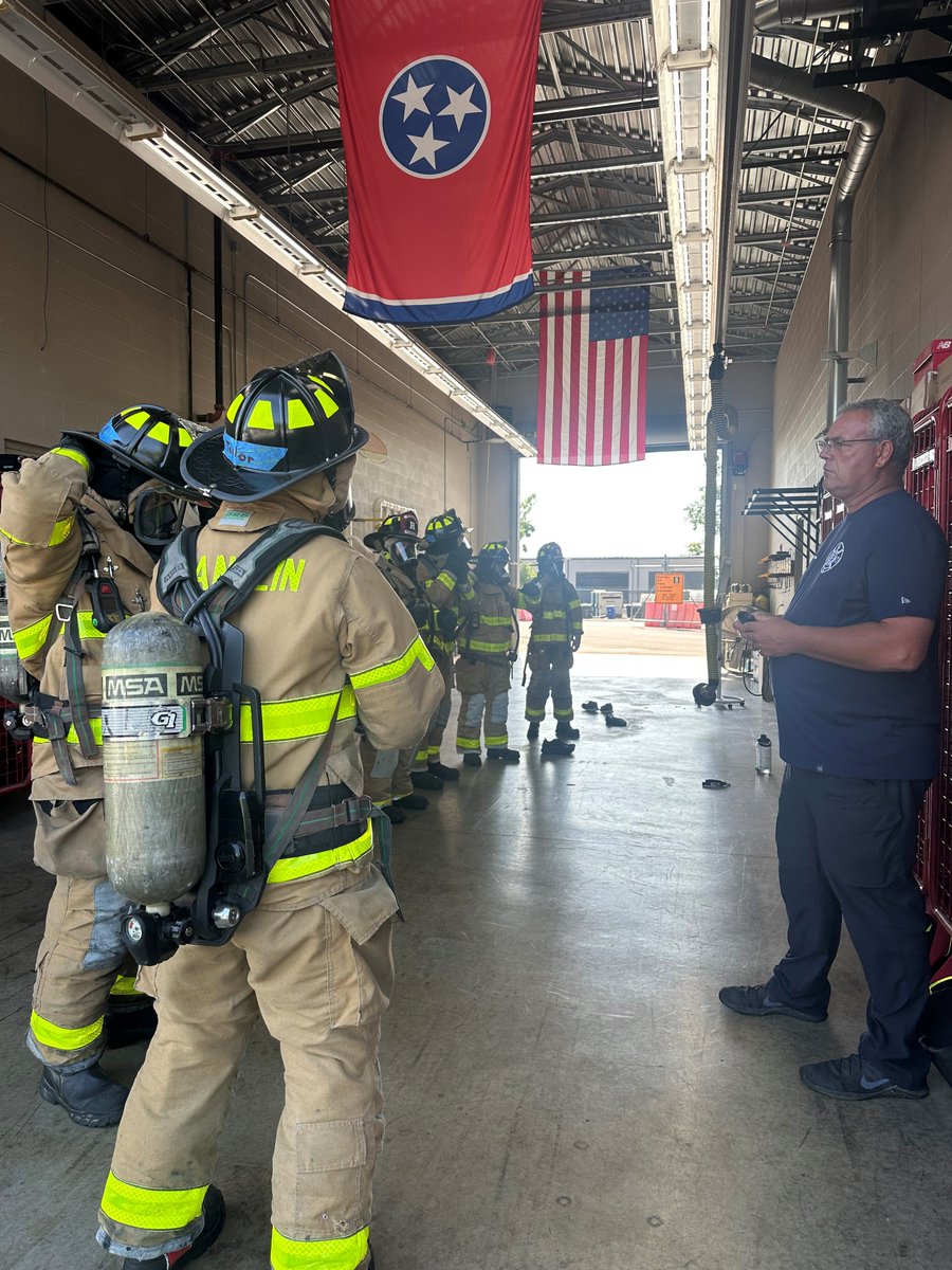 FranklinFire's tweet image. FFD RECRUIT ACADEMY RECAP: This week, the recruits began learning about their Firefighter Personal Protective Equipment (PPE), which includes a helmet, gloves, turnouts, and a self-contained breathing apparatus (SCBA).
Lieutenant–Paramedic Terry Storey explained how the SCBA…